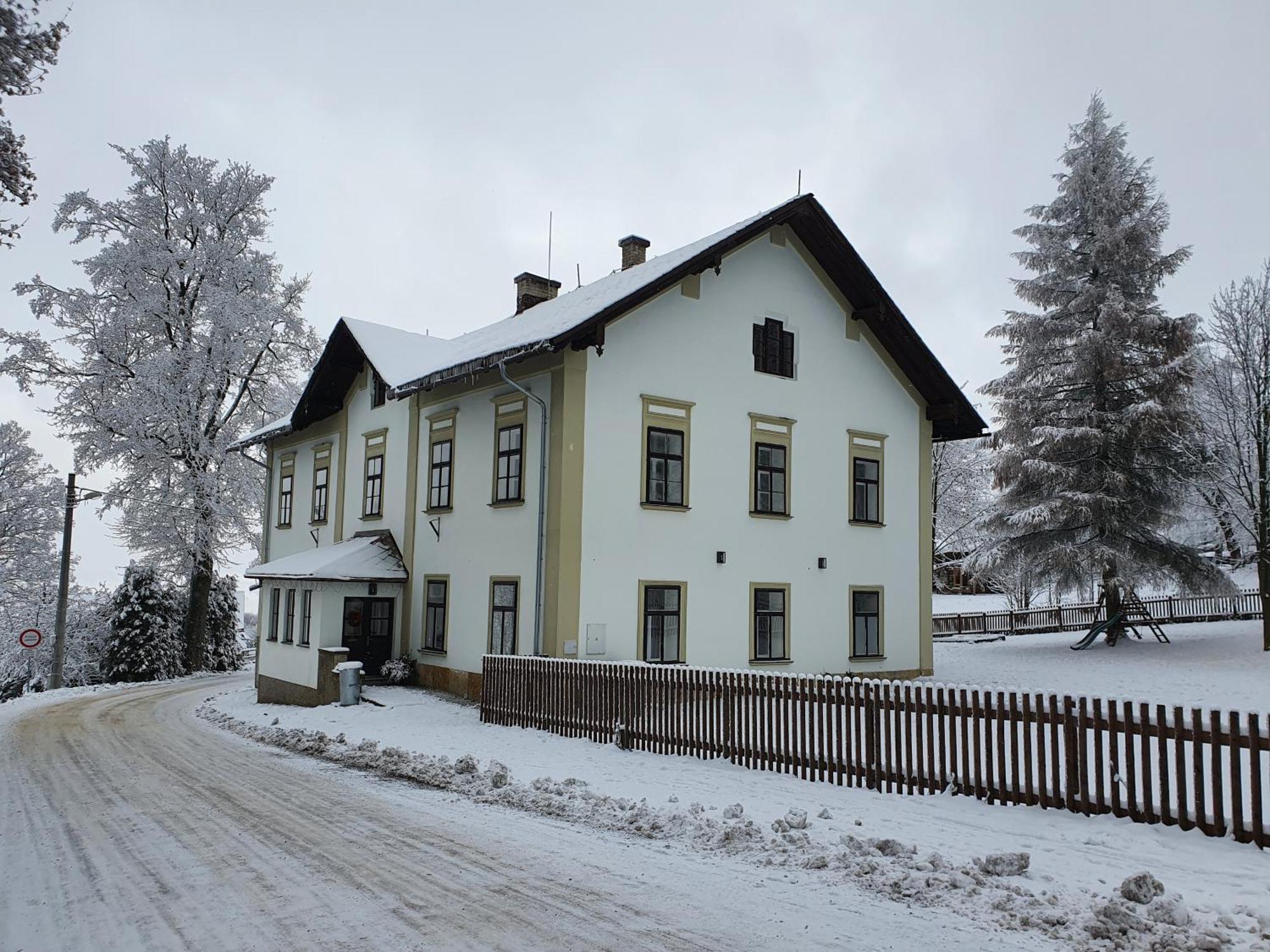 Stara Skola Hedec Aparthotel Králíky Екстериор снимка